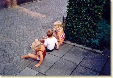 20060628-01 Samen met de buurmeisje een ijsje eten